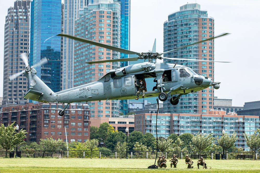 HSC-9 and EODGRU 2 perform a fast rope demo for fleet week