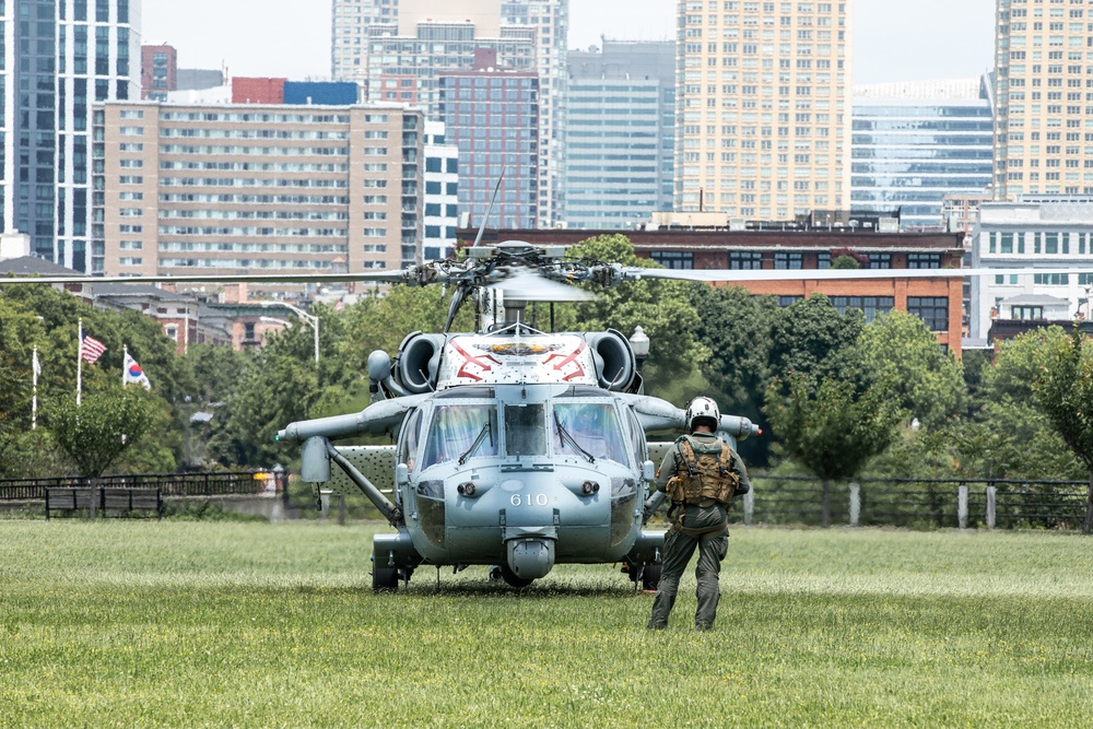 HSC-9 and EODGRU 2 perform a fast rope demo for fleet week