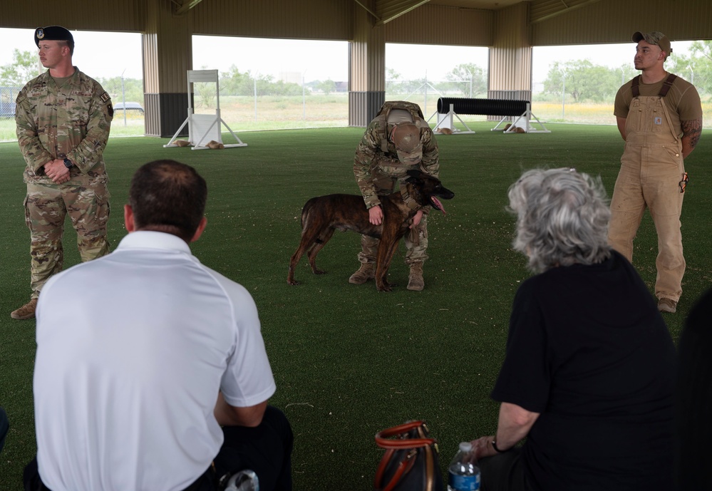 Honorary Commanders immersed in the mission of the 17th MSG