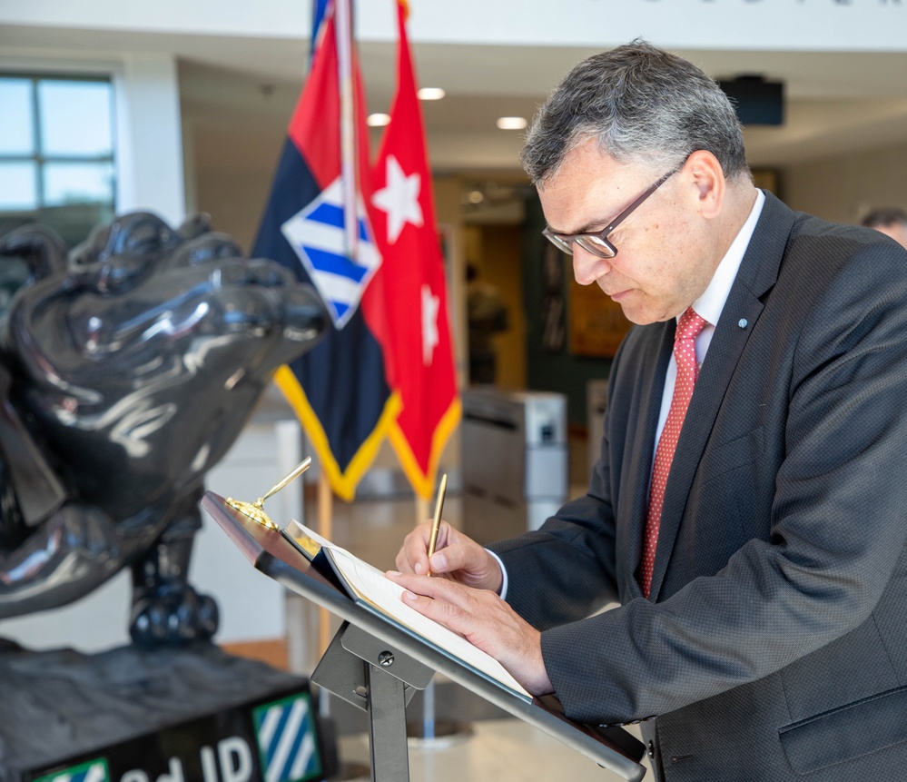 Bavarian State Minister Visits 3ID