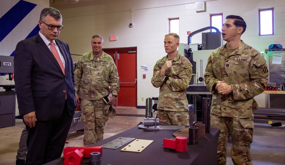 Bavarian State Minister Visits 3ID