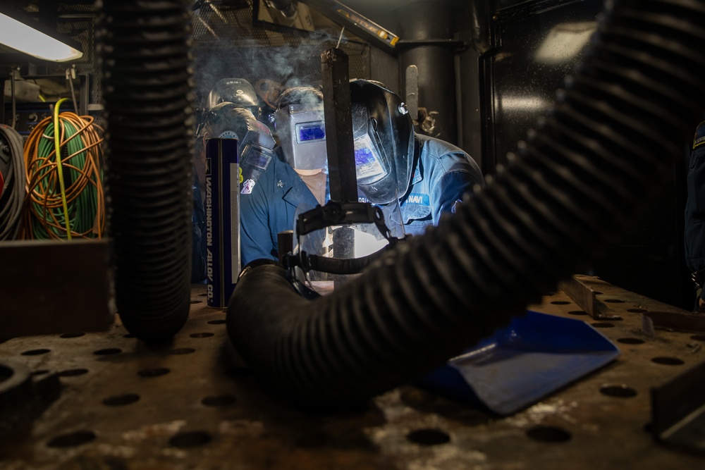 George Washington Sailors Conduct Welding Training