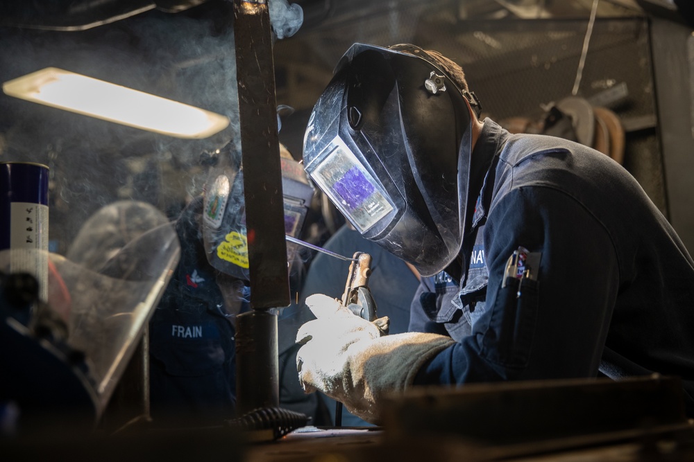 George Washington Sailors Conduct Welding Training