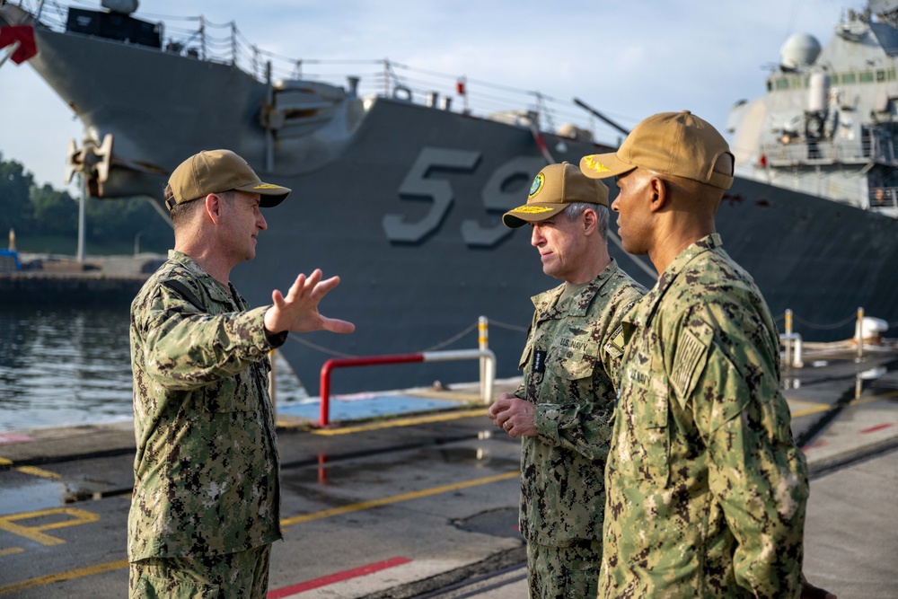 USPACFLT Visits COMLOG WESTPAC