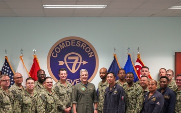 Commander, U.S. Pacific Fleet visits DESRON 7