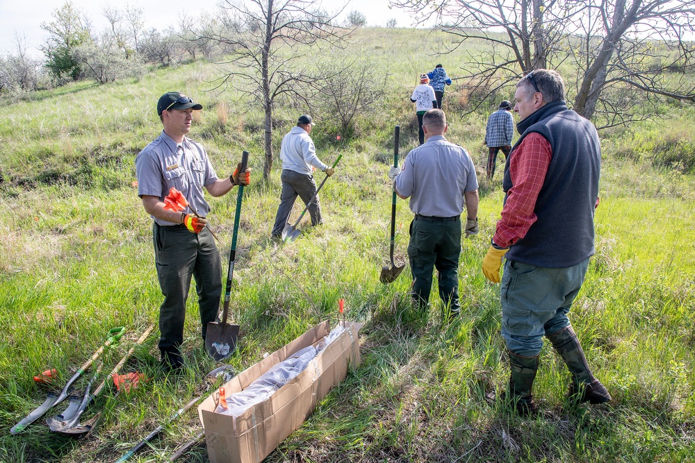 Omaha District partners with WOZU group to plant native vegetation near Standing Rock bike trails