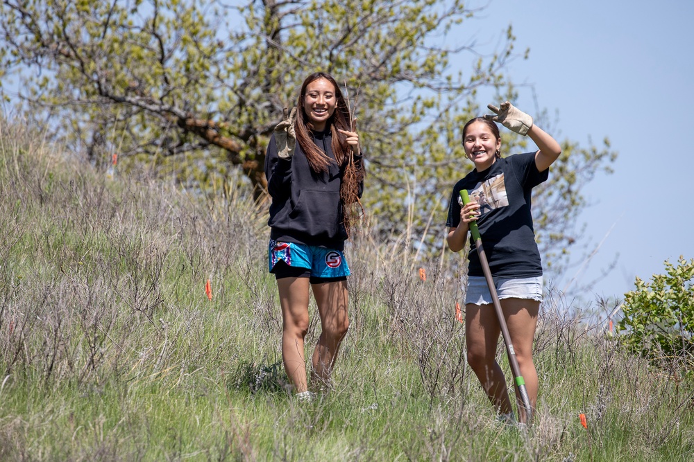 Omaha District partners with WOZU group to plant native vegetation near Standing Rock bike trails