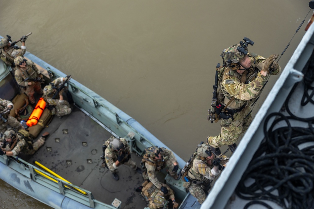 Marine Raiders conduct VBSS operations during Advanced Maritime Training Package