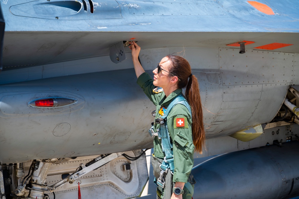 DVIDS - Images - First female Swiss fighter pilot graduates from U.S ...