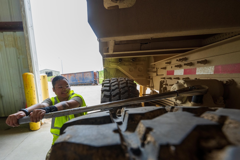 1015 Maintenance Company Receives Hands On Training from 63rd Readiness Division During Annual Training