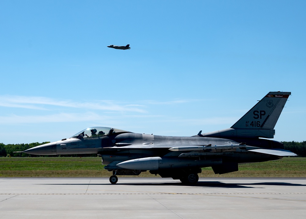 F-16 Hot Pit Refueling at Astral Knight 24