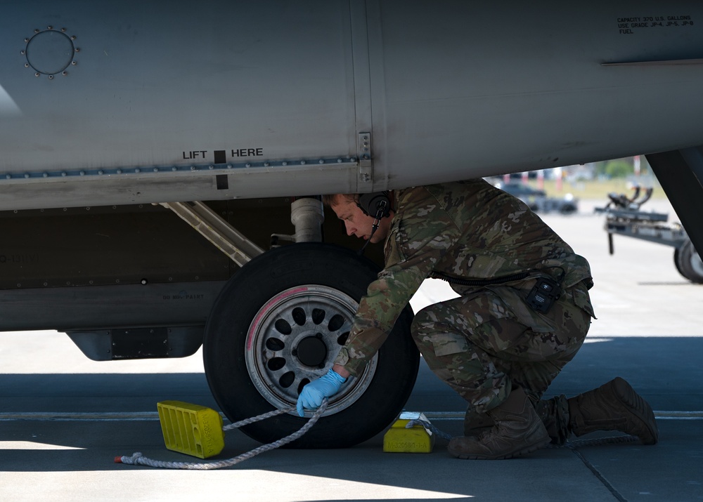 F-16 Hot Pit Refueling at Astral Knight 24
