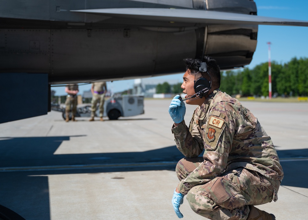 F-16 Hot Pit Refueling at Astral Knight 24