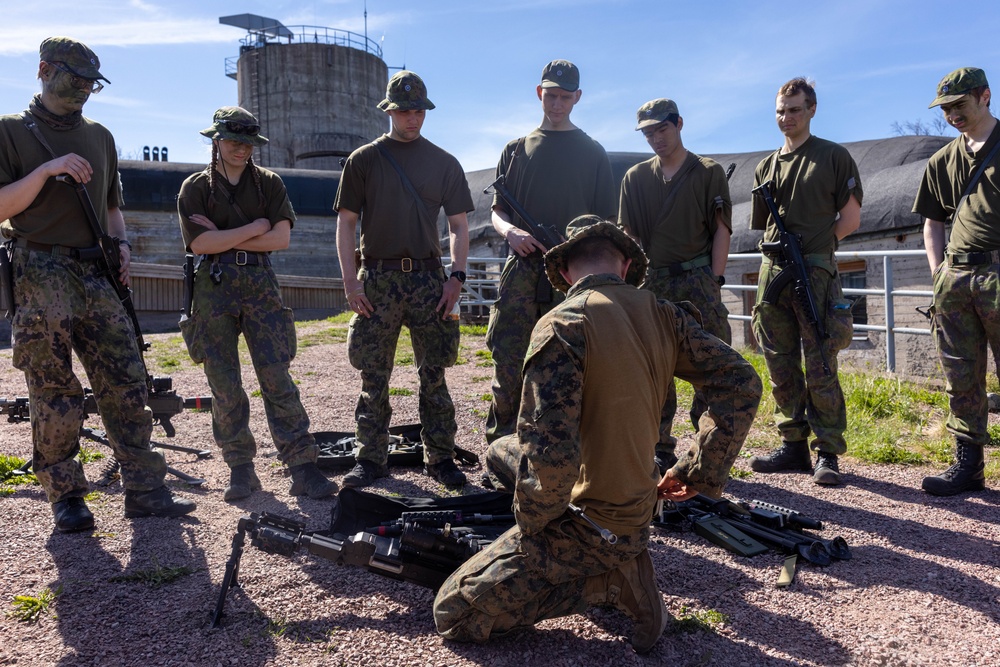 U.S. Marines Teach The M240B Machine Gun During Keksi 24