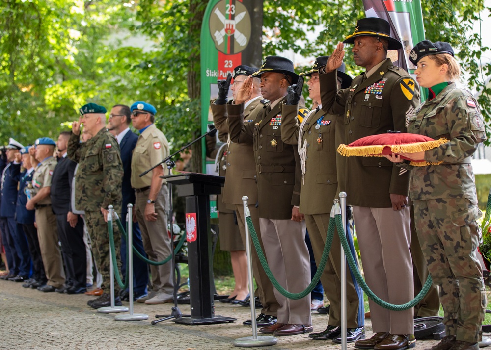 DVIDS – Zdjęcia – 1. Dywizja Kawalerii uczestniczy w obchodach Dnia Polskich Weteranów Operacji Zagranicznych w Bolesławcu [Image 8 of 11]