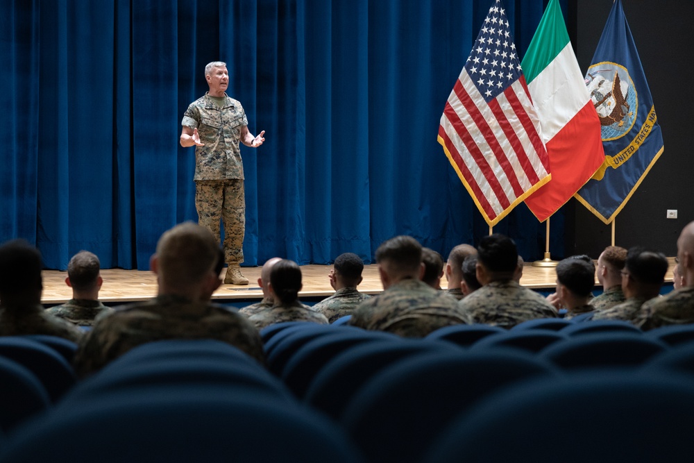 Commandant, Sergeant Major of the Marine Corps visit TF 61/2