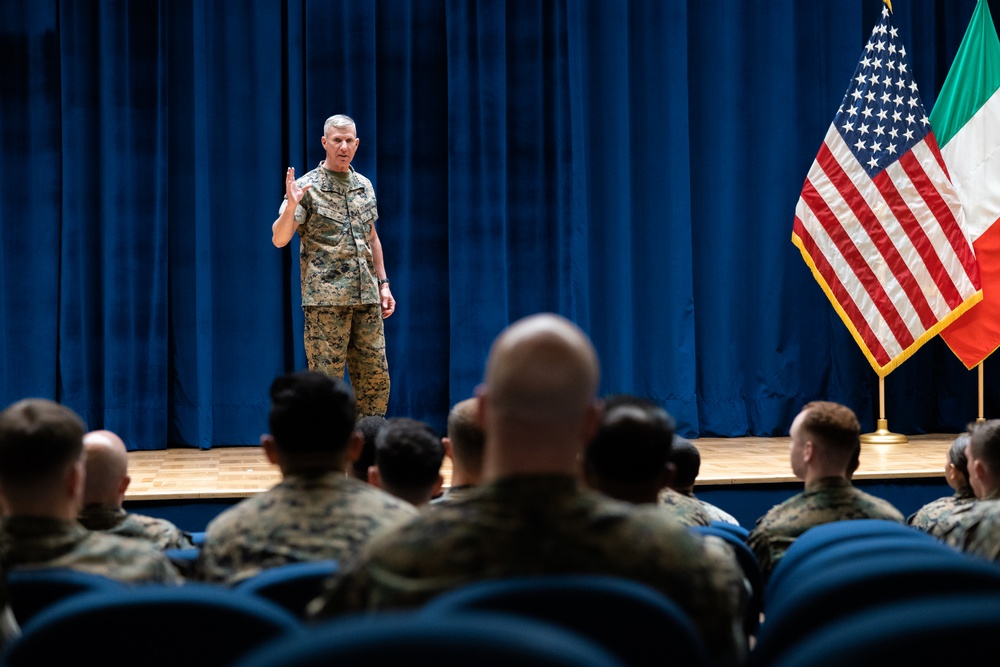 Commandant, Sergeant Major of the Marine Corps visit TF 61/2