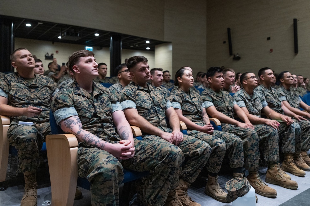 Commandant, Sergeant Major of the Marine Corps visit TF 61/2