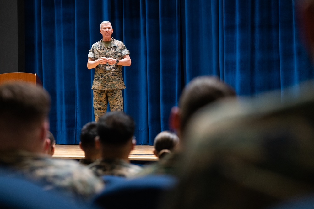 Commandant, Sergeant Major of the Marine Corps visit TF 61/2