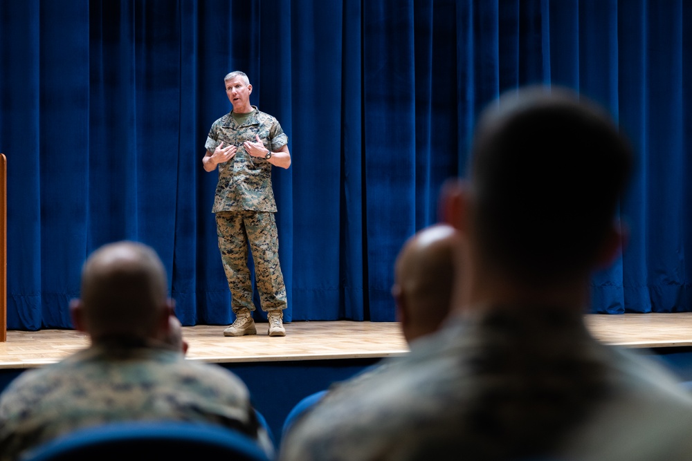 Commandant, Sergeant Major of the Marine Corps visit TF 61/2