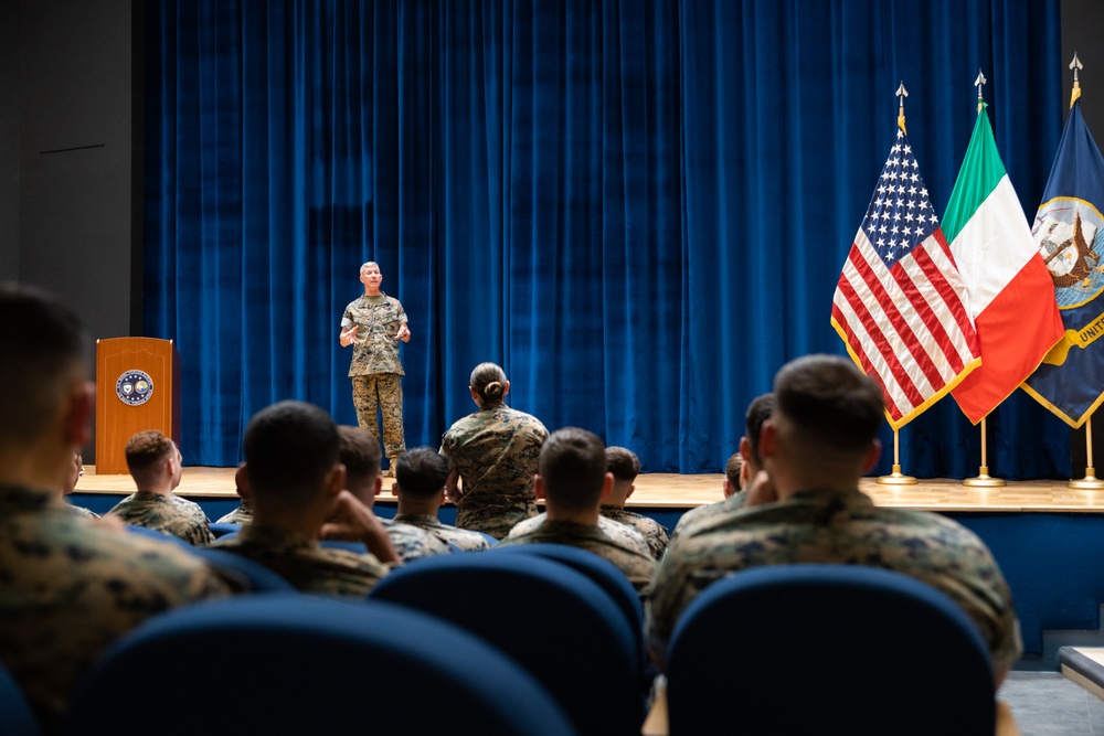 Commandant, Sergeant Major of the Marine Corps visit TF 61/2