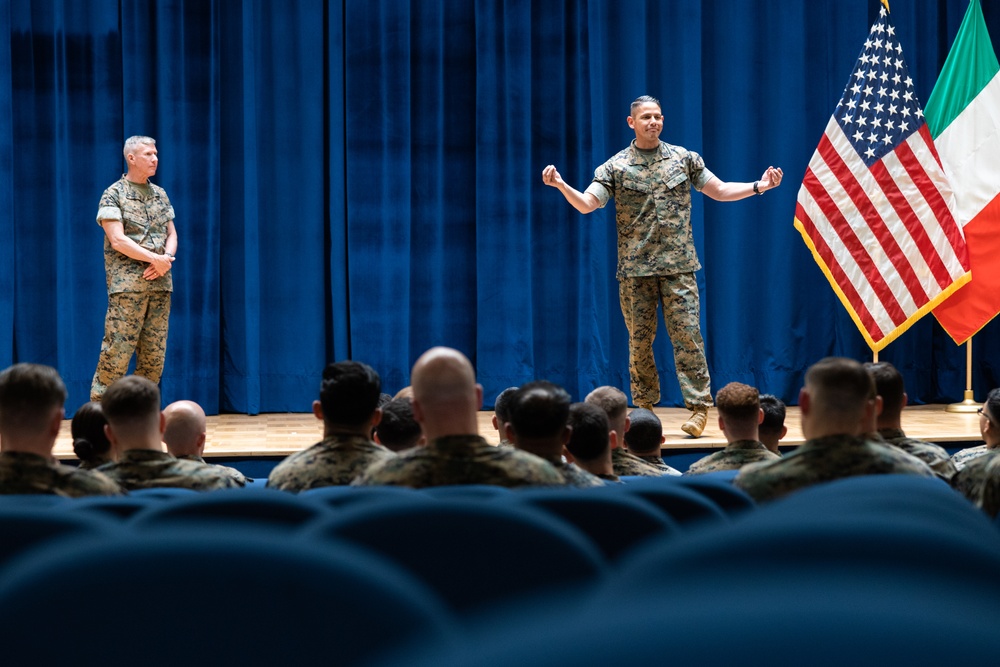 Commandant, Sergeant Major of the Marine Corps visit TF 61/2