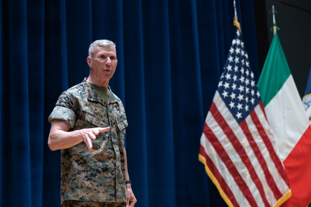 Commandant, Sergeant Major of the Marine Corps visit TF 61/2