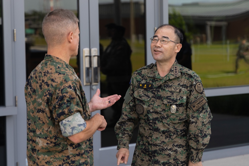 Commander of the Republic of Korea Special Warfare Command visits MARSOC