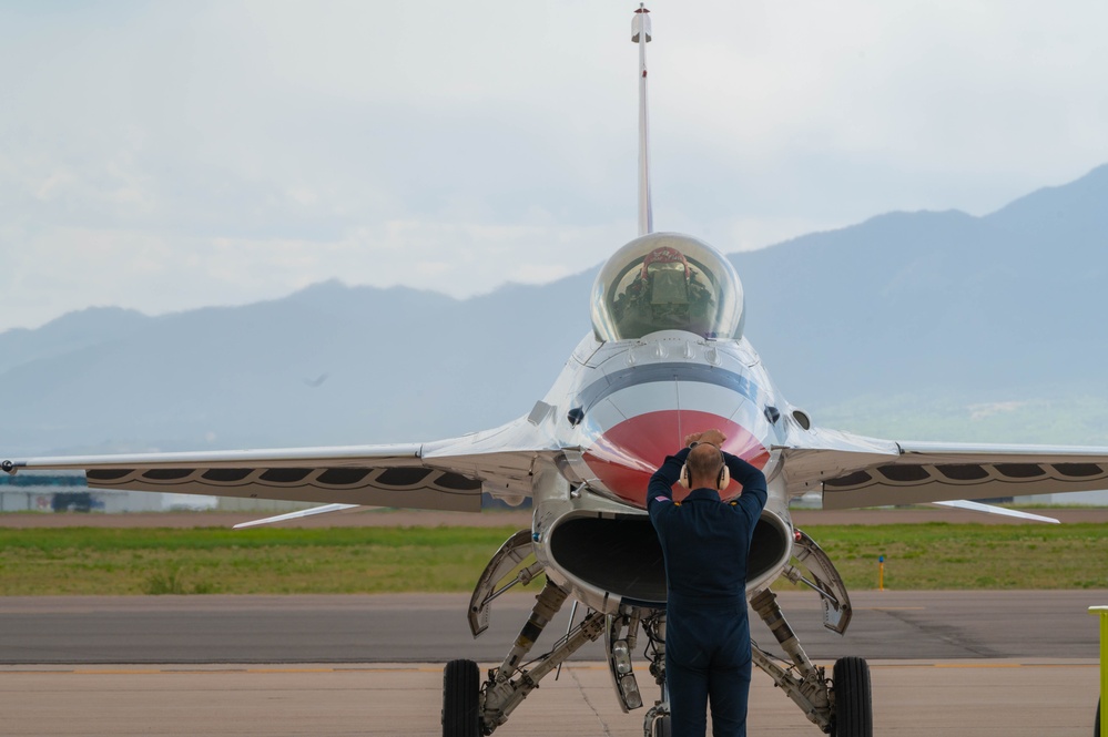 Thunderbirds arrive for the Air Force Academy graduation