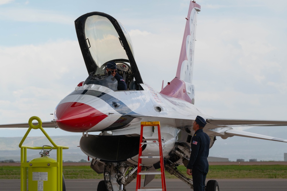 Thunderbirds arrive for the Air Force Academy graduation
