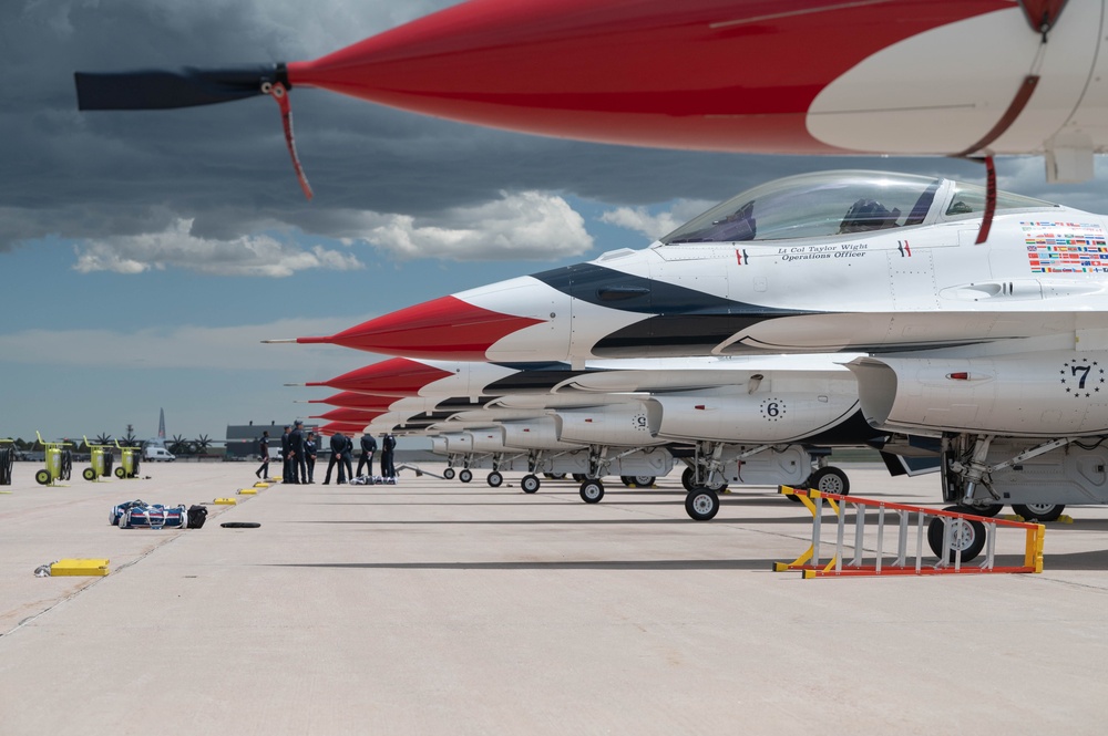 Thunderbirds arrive for the Air Force Academy graduation
