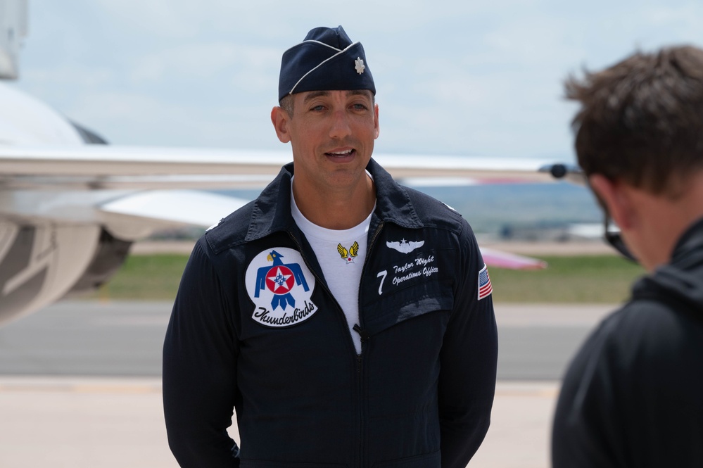 Thunderbirds arrive for the Air Force Academy graduation