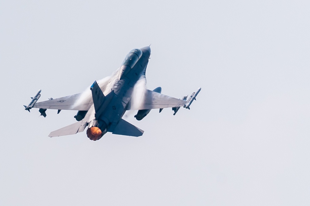 8th FW F-16s take to the skies for routine training