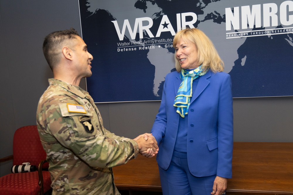 Dr. Deborah Birx Visits WRAIR