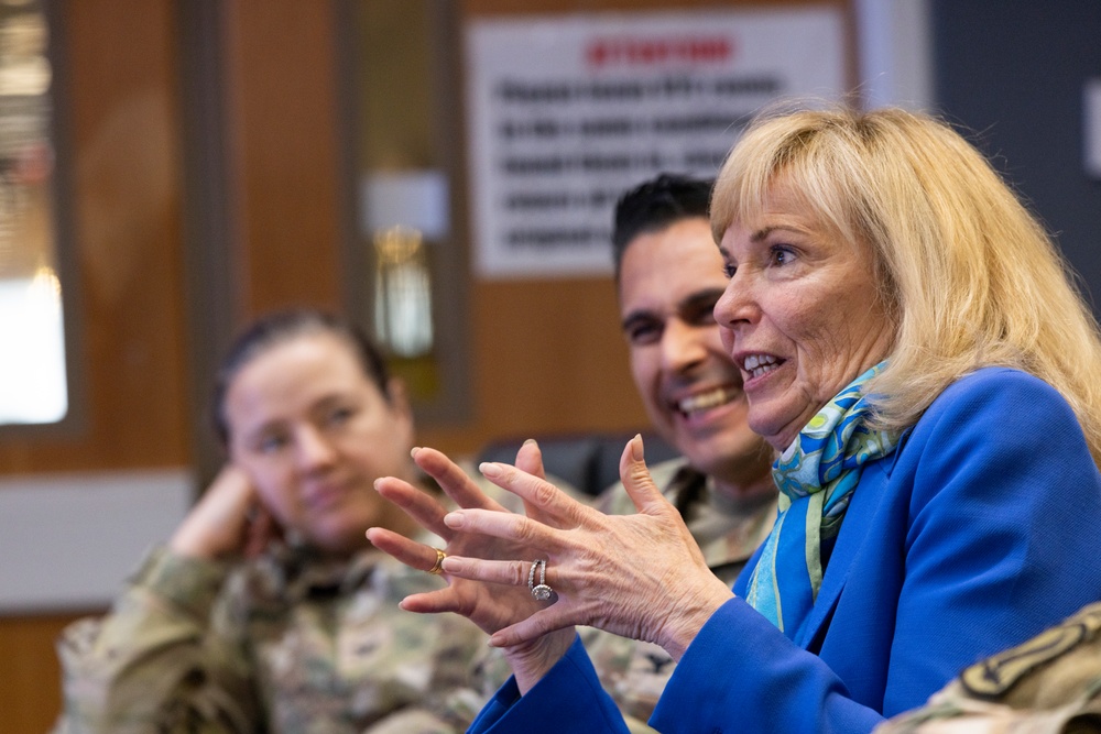 Dr. Deborah Birx Visits WRAIR