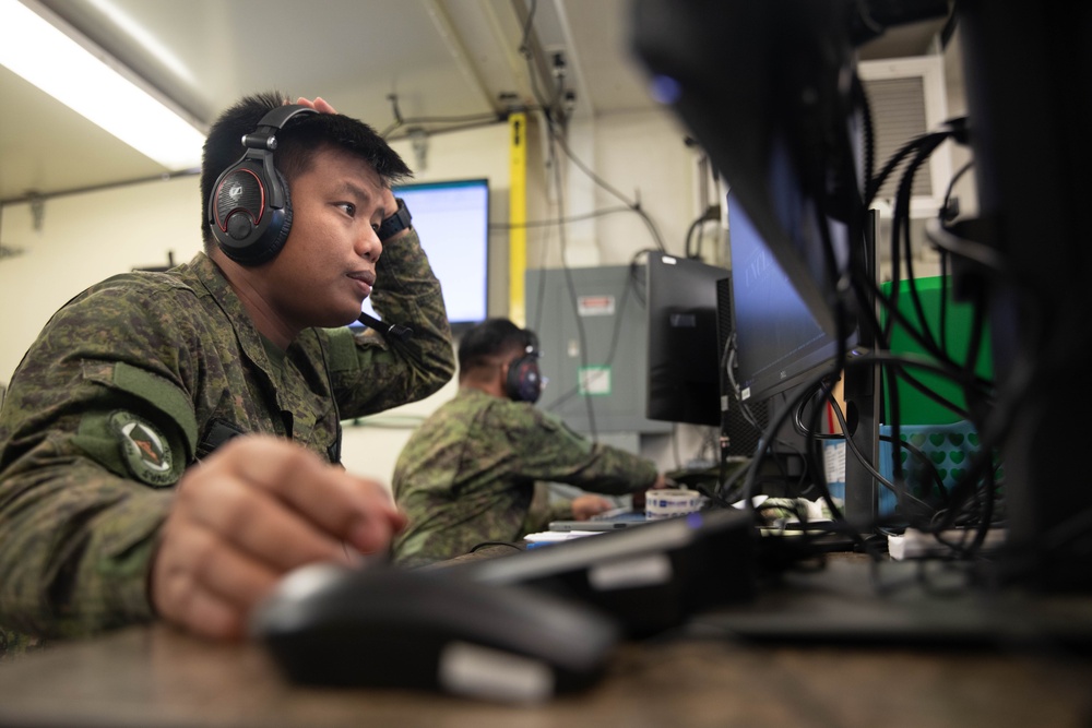 Salaknib 24 | U.S. Army and Philippine Army Soldiers work together in Joint Operation Center