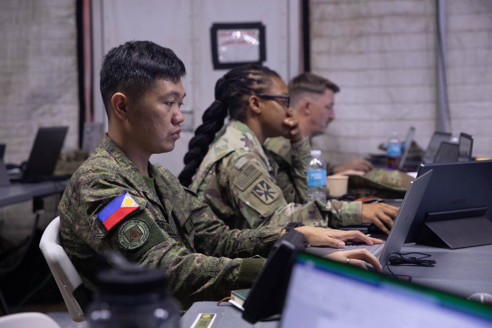 Salaknib 24 | U.S. Army and Philippine Army Soldiers work together in Joint Operation Center