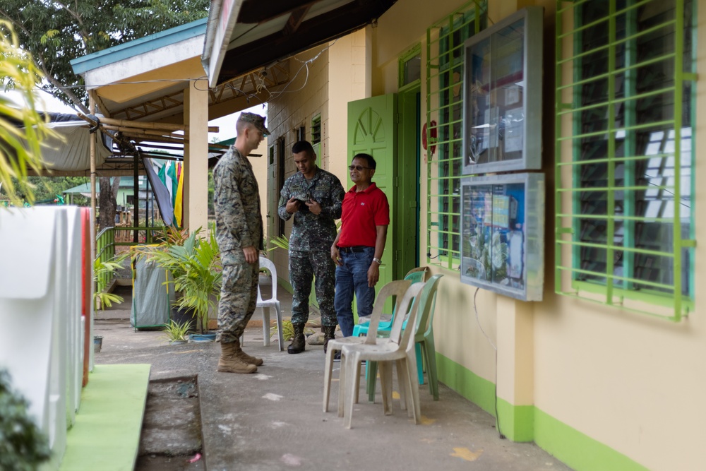 3rd MLR Marines Meet with Local Philippine Officials