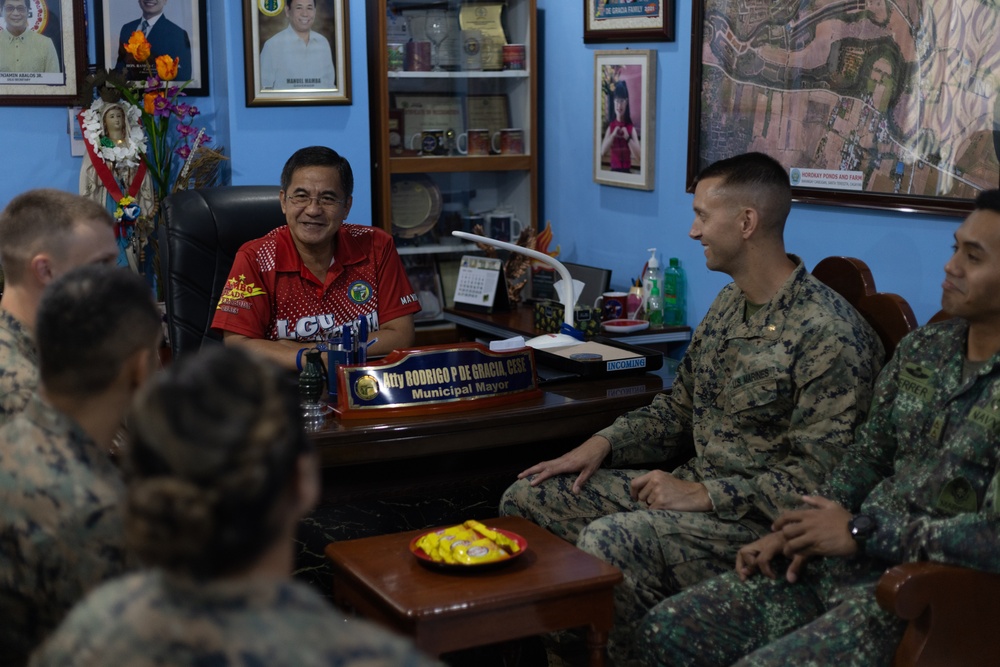 3rd MLR Marines Meet with Local Philippine Officials