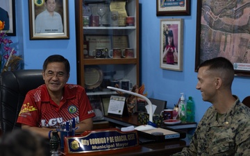 3rd MLR Marines Meet with Local Philippine Officials