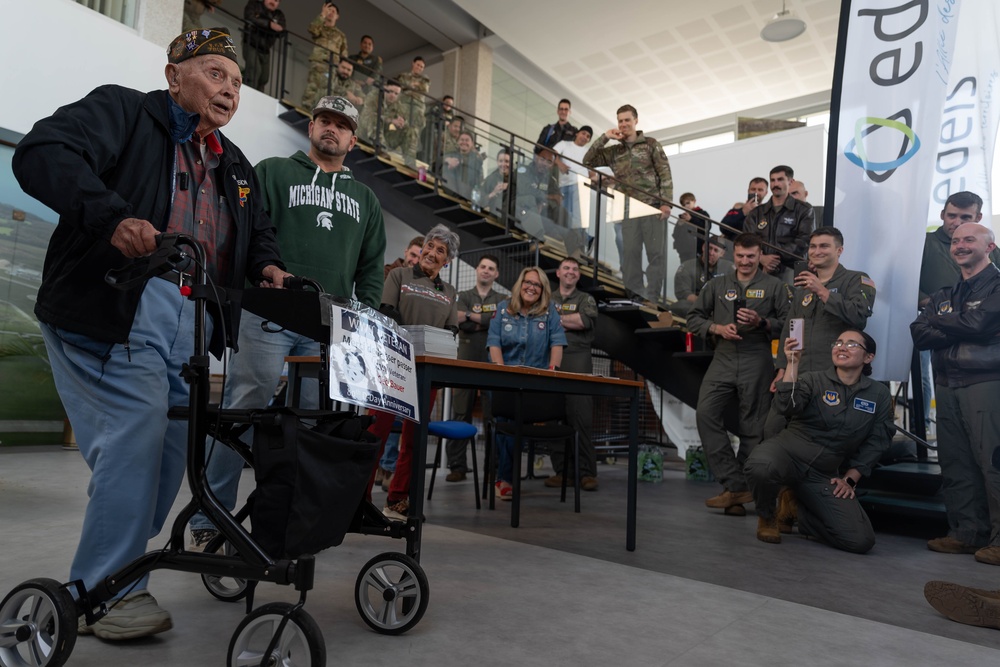 World War 2 veteran Ceo, speaks with Airmen and Soldiers