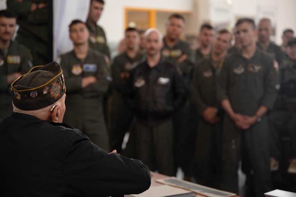 World War 2 veteran Ceo, speaks with Airmen and Soldiers