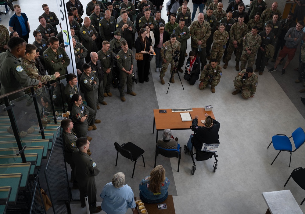 World War 2 veteran Ceo, speaks with Airmen and Soldiers