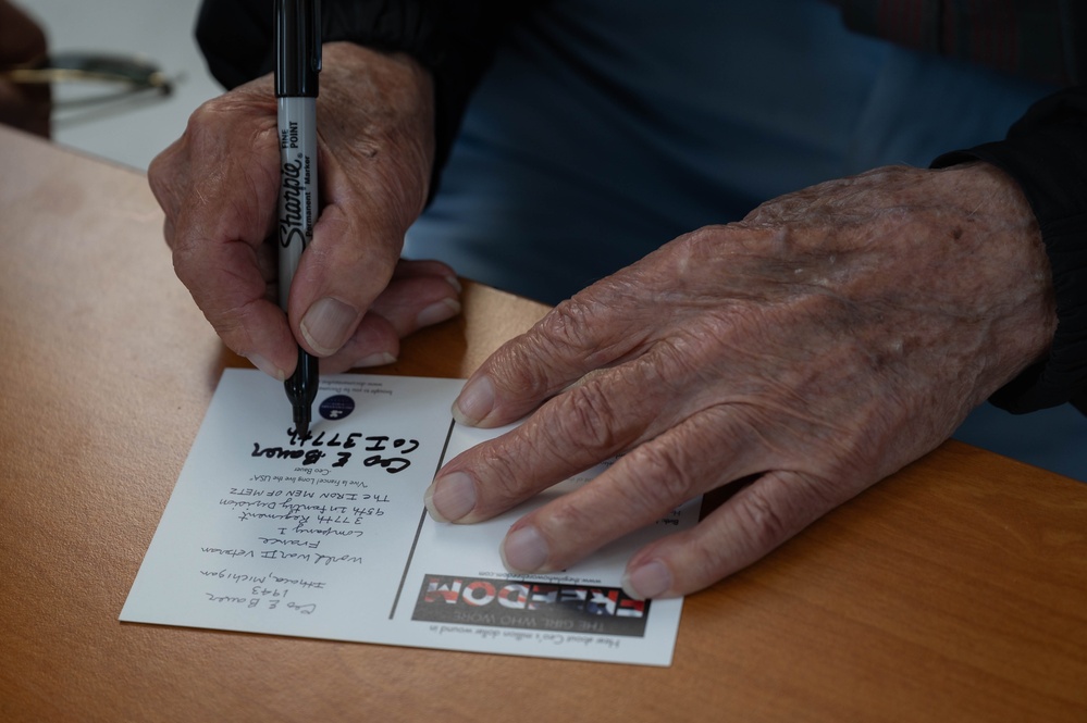 World War 2 veteran Ceo, speaks with Airmen and Soldiers