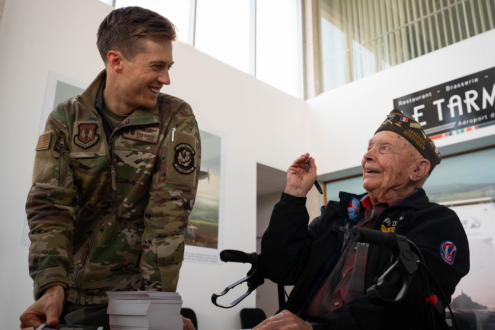 World War 2 veteran Ceo, speaks with Airmen and Soldiers