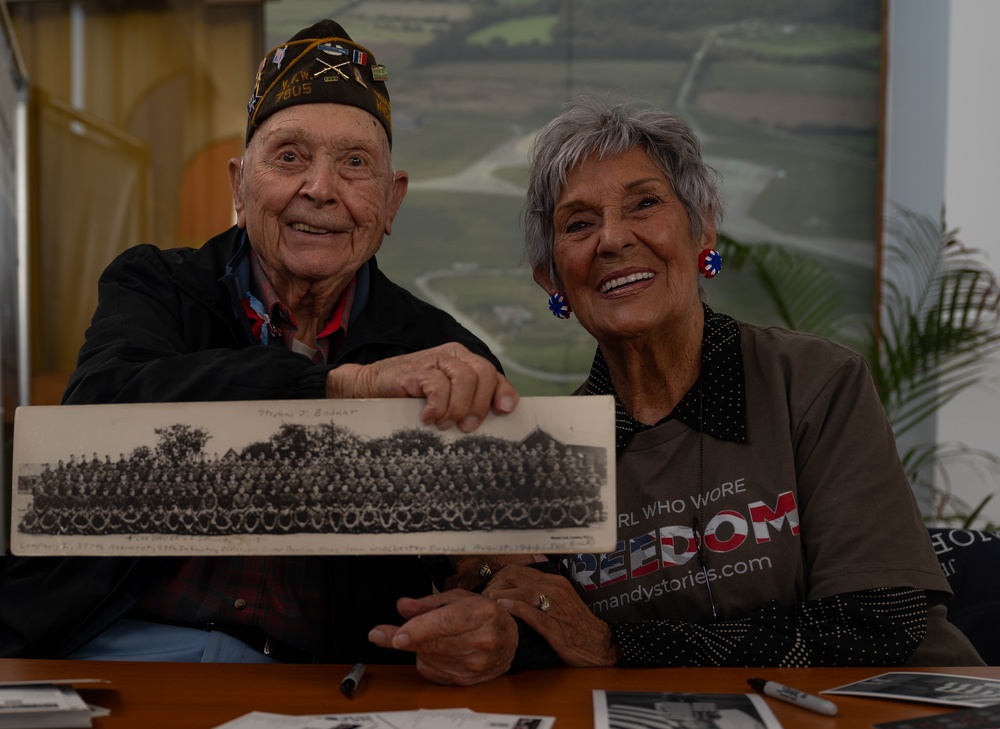 World War 2 veteran Ceo, speaks with Airmen and Soldiers