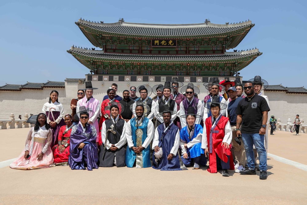 Soldiers experience traditional Korean culture in Seoul