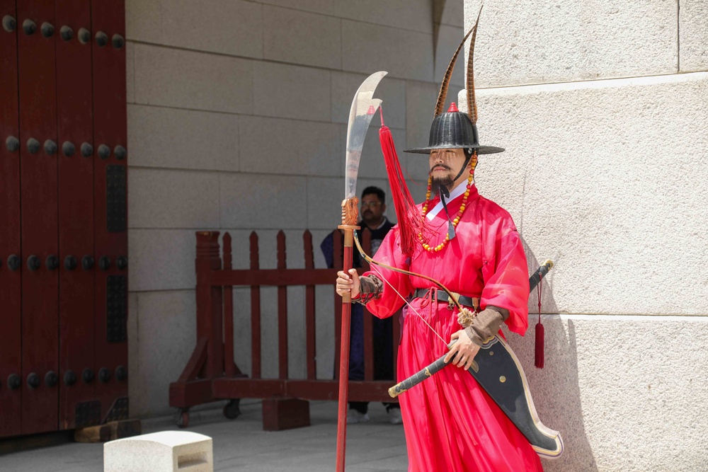 Soldiers experience traditional Korean culture in Seoul