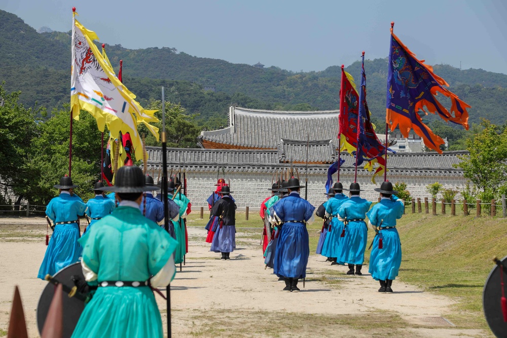 Soldiers experience traditional Korean culture in Seoul