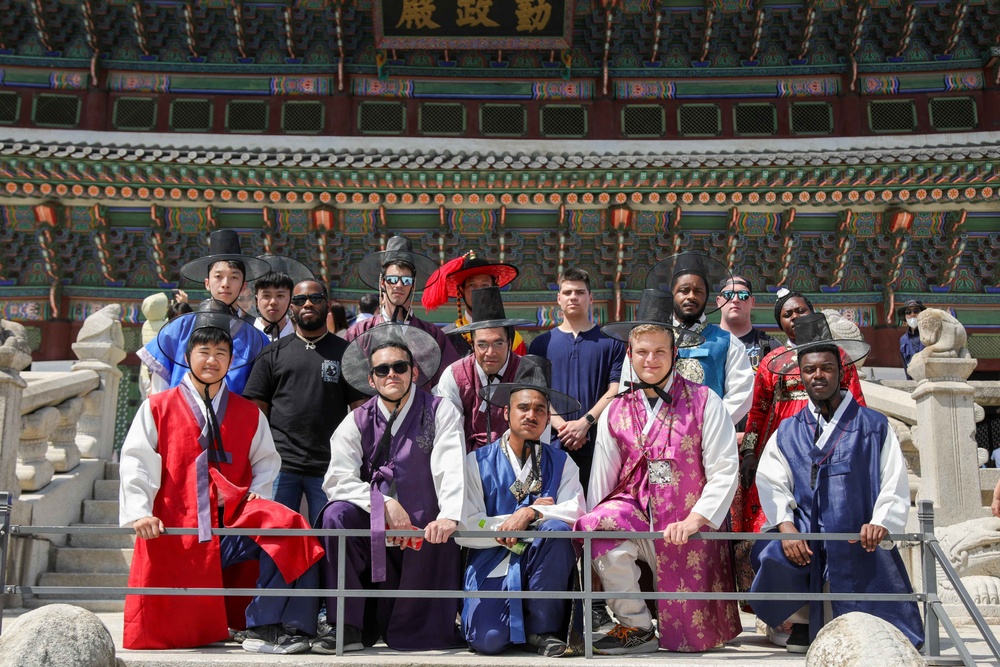 Soldiers experience traditional Korean culture in Seoul